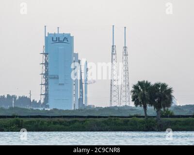 Cape Canaveral, Florida, Stati Uniti. 30 luglio 2020. United Launch Alliance (ULA) Atlas V razzo che porta la perseveranza rover in missione per studiare Marte lancia dallo Space Launch Complex 41 alla Cape Canaveral Air Force Station a Cape Canaveral, FL. Romeo T Guzman/Cal Sport Media. Credit: csm/Alamy Live News Foto Stock