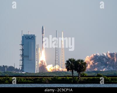 Cape Canaveral, Florida, Stati Uniti. 30 luglio 2020. United Launch Alliance (ULA) Atlas V razzo che porta la perseveranza rover in missione per studiare Marte lancia dallo Space Launch Complex 41 alla Cape Canaveral Air Force Station a Cape Canaveral, FL. Romeo T Guzman/Cal Sport Media. Credit: csm/Alamy Live News Foto Stock