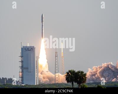 Cape Canaveral, Florida, Stati Uniti. 30 luglio 2020. United Launch Alliance (ULA) Atlas V razzo che porta la perseveranza rover in missione per studiare Marte lancia dallo Space Launch Complex 41 alla Cape Canaveral Air Force Station a Cape Canaveral, FL. Romeo T Guzman/Cal Sport Media. Credit: csm/Alamy Live News Foto Stock