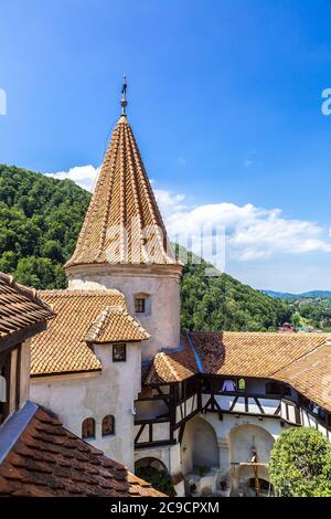 Castello di Bran nel cortile interno in una giornata estiva in Transilvania, Romania Foto Stock