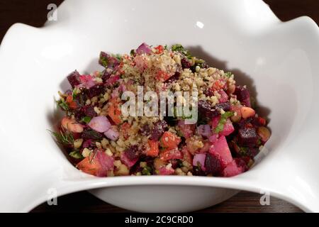 Insalata vegetariana servita in un ristorante con verdure vinaigrette, primo piano. Foto per i menu dei ristoranti e dei caffè Foto Stock