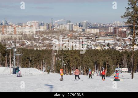 Ekaterinburg, Russia - 26 febbraio 2019. Pista di allenamento del complesso sportivo sul monte Uktus. Gli istruttori insegnano ai principianti come sciare o fare snowboard. Poll Foto Stock