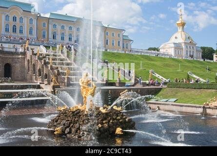Grand cascata in Pertergof, San Pietroburgo, Russia. Foto Stock