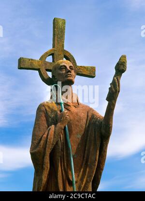 Moderna statua di San Aidan di Kathleen Parbury nel cortile della Chiesa di Santa Maria Vergine, Isola Santa, Lindisfarne, Inghilterra Foto Stock