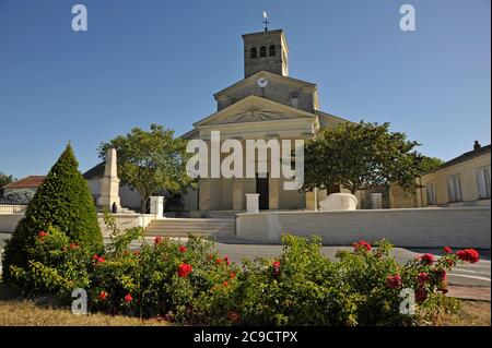 Piazza della Chiesa in Vaudelnay Maine-et-Loire Francia Foto Stock