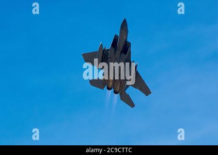 Massachusetts Air National Guard F-15C Eagle Flying Over Rainbow Canyon, California, USA. Foto Stock
