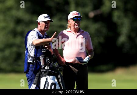 Miguel Angel Jimenez (a destra) in Spagna durante il giorno uno dell'Hero Open presso la Foresta di Arden Marriott Hotel and Country Club, Birmingham. Foto Stock