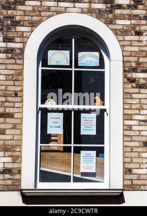Grazie NHS e i principali lavoratori in casa cartelli visualizzati in windows covid-19 grazie note ai lavoratori di prima linea Foto Stock