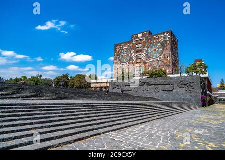 Città del Messico, Messico - 21 febbraio 2020: Edificio iconico della Biblioteca Centrale nell'Università Nazionale Autonoma del Messico, UNAM. Herita mondiale UNESCO Foto Stock