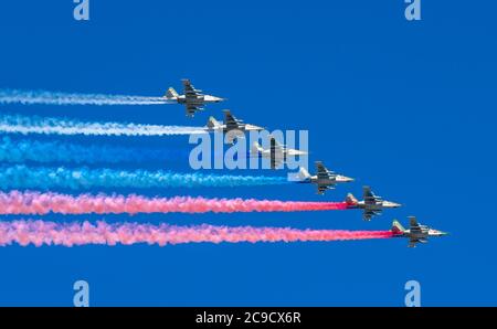 San Pietroburgo, Russia. - 26 luglio 2020: Il gruppo di combattenti russi Sukhoi su-25 nel cielo. Giornata della Marina a San Pietroburgo, Russia. Foto Stock