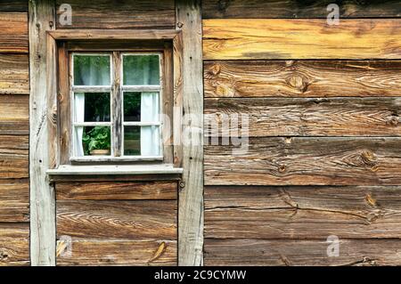 Primo piano sulla vecchia parete della cabina e sulla finestra Foto Stock