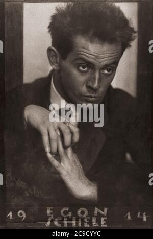 Egon Schiele, 1890 - 1918. Pittore austriaco. Dopo un ritratto del 1914 del fotografo ceco austriaco Anton Josef Trčka. Trčka ha firmato il suo lavoro "Antio". In questa fotografia lo pseudonimo è crudelmente graffiato in basso a sinistra dell'immagine. Foto Stock