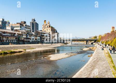 Il fiume Kamo a Kyoto, Giappone Foto Stock