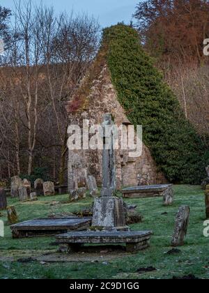 Resti della vecchia chiesa parrocchiale di Campsie a Clachan di Campsie vicino Lennoxtown, Scozia la chiesa fu abbondonata nel 1828 Foto Stock