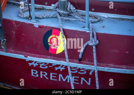 21 maggio 2020, Meclemburgo-Pomerania occidentale, Gager: Una bandiera della DDR è bloccata su una barca a vela nel piccolo porto. Foto: Jens Büttner/dpa-Zentralbild/ZB Foto Stock