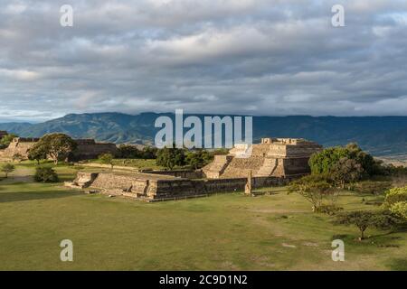 Vista delle piramidi del Gruppo IV e dell'edificio L dalla piattaforma Nord delle rovine precolombiane di Zapotec di Monte Alban a Oaxaca, Messico. UN UNES Foto Stock