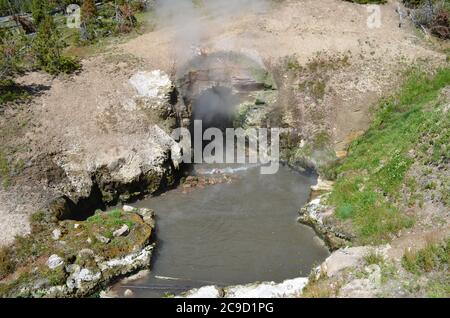 Primavera tarda nel Parco Nazionale di Yellowstone: Sorgente della bocca del Drago nell'area del Vulcano di fango lungo la Grand Loop Road Foto Stock