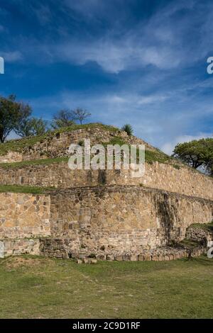 Insoliti angoli arrotondati sulle pareti della piattaforma Nord nelle rovine della città di Zapotec di Monte Alban, patrimonio dell'umanità dell'UNESCO a Oaxaca, Mex Foto Stock