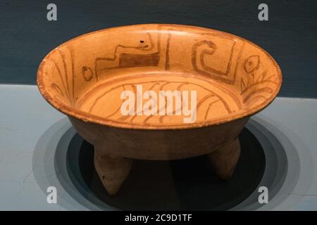 Ceramica dipinta policromo Zapotec nel Museo del sito di Monte Alban, Oaxaca, Messico. Patrimonio dell'umanità dell'UNESCO. Foto Stock