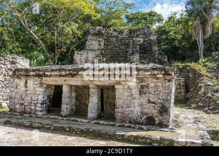 Struttura 7H-3 nelle rovine della città maya di Muyil o Chunyaxche nella Riserva Biosfera Mondiale di Sian Ka'an, in Quintana Roo, Messico. Foto Stock