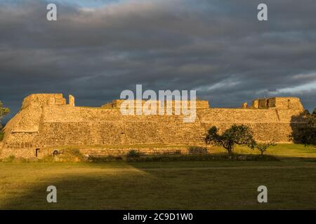 Edificio L all'alba nelle rovine precolombiane Zapotec di Monte Alban a Oaxaca, Messico. Patrimonio dell'umanità dell'UNESCO. Foto Stock