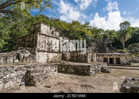 Struttura 7H-3 nelle rovine della città maya di Muyil o Chunyaxche nella Riserva Biosfera Mondiale di Sian Ka'an, in Quintana Roo, Messico. Foto Stock