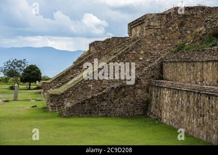 La scalinata sulla parte anteriore della piattaforma Nord delle rovine precolombiane Zapotec di Monte Alban a Oaxaca, Messico. Patrimonio dell'umanità dell'UNESCO. Foto Stock