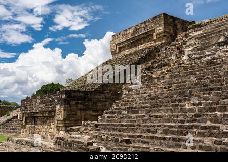 Particolare di pietra e scale dell'edificio U presso le rovine precolombiane di Zapotec di Monte Alban a Oaxaca, Messico. Un tempio è stato originariamente costruito su Foto Stock