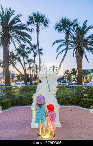 Sarasota Florida, St Armands Key, John Ringling Boulevard, cerchio, Neptune statua, crepuscolo, sera, i visitatori viaggio viaggio viaggio turistico turistico punto di riferimento la Foto Stock