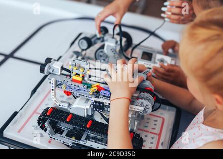 Due studentesse studiano in una classe robotica, assemblano un costruttore di robot Foto Stock