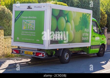 Asda van, furgone di consegna Asda, si fermò in strada per consegnare i generi alimentari a Bournemouth, Dorset UK nel mese di luglio - Asda camion, Asda camion in strada Foto Stock