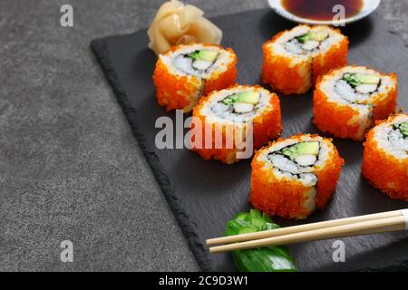 involtini californiani fatti in casa, pazzi di bastoni di granchio, avocado, cetriolo all'interno. Foto Stock