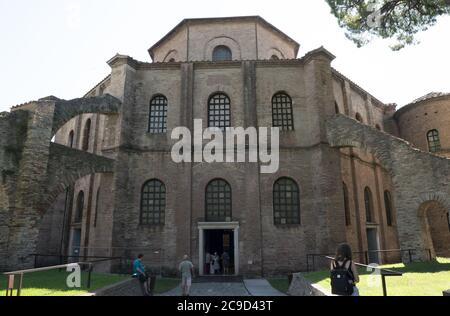 Ravenna, Italia. 28 luglio 2020. Una vista esterna della Basilica di San vitale Foto Stock