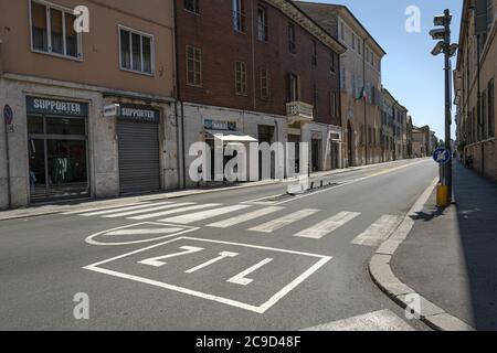 Ravenna, Italia. 28 luglio 2020. Indicazione sull'asfalto di un'area a traffico limitato nel centro della città Foto Stock
