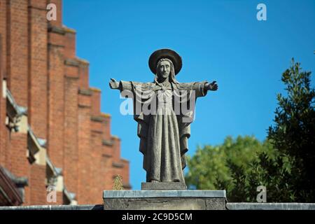 statua di gesù cristo sopra un ingresso al sacro cuore liceo a hammersmith, londra, inghilterra Foto Stock