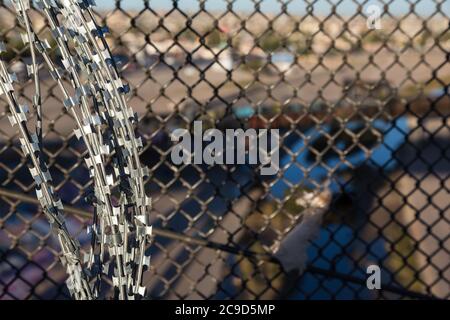 Linee di filo di rasoio Fence of Pedestrian Bridge che attraversa il confine tra Stati Uniti e Messico da Ciudad Juarez a El Paso. Foto Stock