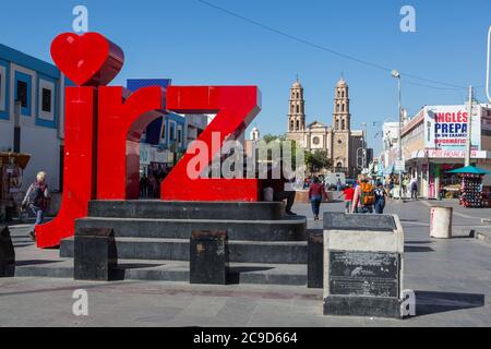 Ciudad Juarez, Chihuahua, Messico. I Love Juarez Symbol, 16 settembre di strada in background, più la Cattedrale di nostra Signora di Guadalupe. Foto Stock