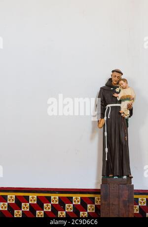 Ciudad Juarez, Chihuahua, Messico. Sant'Antonio di Padova che tiene Gesù Bambino e Pan di pane, Missione di nostra Signora di Guadalupe, XVII secolo. Foto Stock