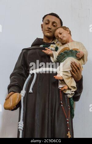 Ciudad Juarez, Chihuahua, Messico. Sant'Antonio di Padova che tiene Gesù Bambino e Pan di pane, Missione di nostra Signora di Guadalupe, XVII secolo. Foto Stock