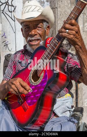 Ciudad Juarez, Chihuahua, Messico. Musicista di strada che gioca la sua chitarra e canto. Foto Stock