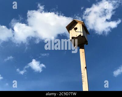 Birdhouse sullo sfondo del cielo. Scatola di annidamento in legno Foto Stock