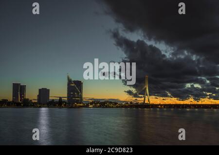 La sera, a riga, in Lettonia, il cavo è stato ponte sul fiume Daugava. Foto Stock