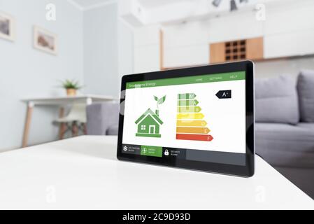 App mobile per l'efficienza energetica sullo schermo. Ecologia, concetto di eco-casa Foto Stock