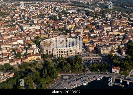 Foto aerea, Pola con anfiteatro romano, Istria, Croazia Foto Stock