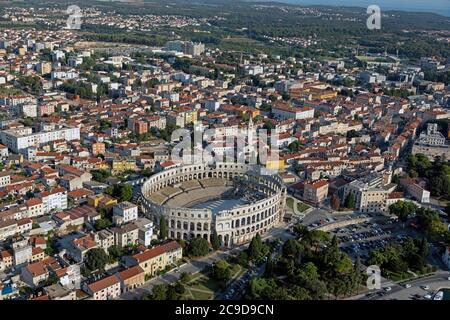 Foto aerea, Pola con anfiteatro romano, Istria, Croazia Foto Stock