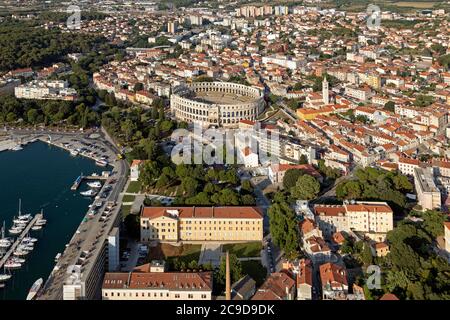 Foto aerea, Pola con anfiteatro romano, Istria, Croazia Foto Stock