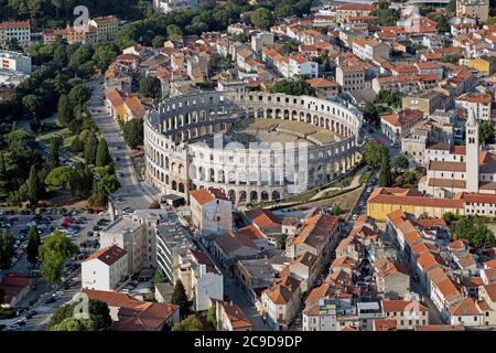 Foto aerea, Pola con anfiteatro romano, Istria, Croazia Foto Stock