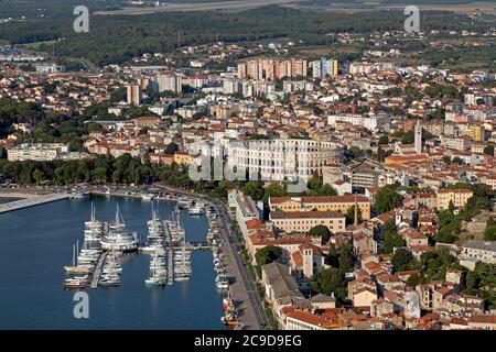 Foto aerea, Pola con anfiteatro romano, Istria, Croazia Foto Stock