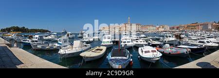 Vista panoramica, porto e città vecchia, Rovigno, Istria, Croazia Foto Stock