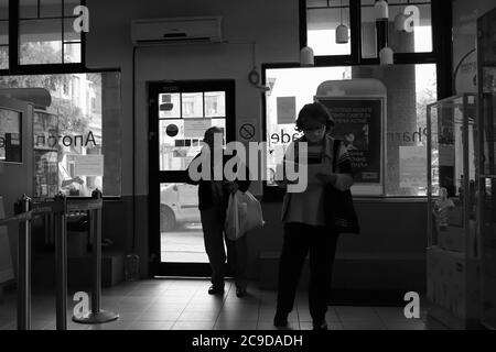 Belgrado, Serbia, 18 giugno 2020: Due donne in fila in farmacia (B/N) Foto Stock